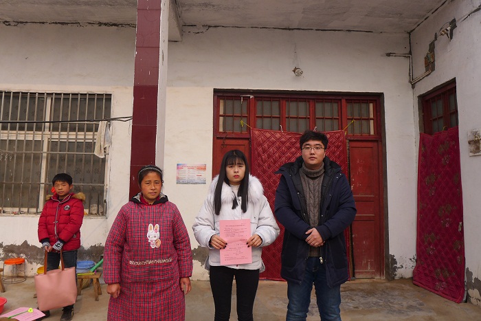 KY开元官网资助工作人员走访学生家庭2