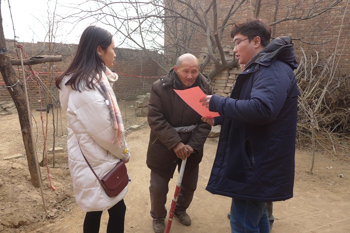 KY开元官网资助工作人员向学生家长说明学生资助情况