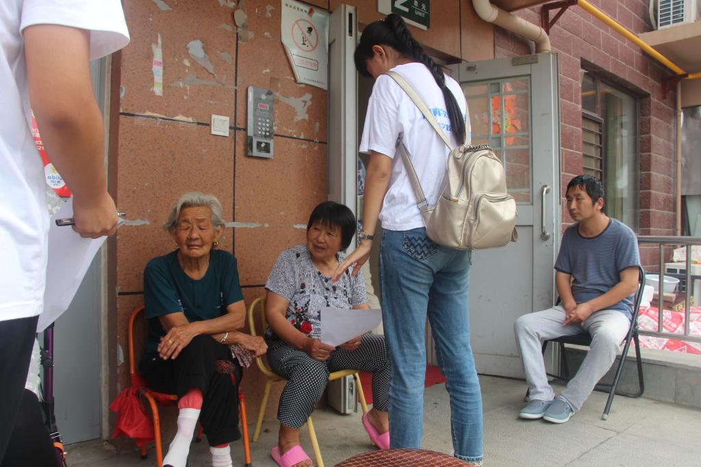 志愿者们开展问卷调查